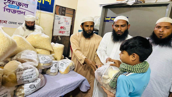 ডেমরায় ইসলামী যুব আন্দোলনের উদ্যোগে ইফতার সামগ্রী বিতরণ