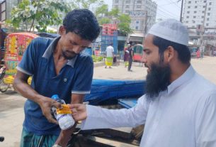 তীব্র তাপপ্রবাহে ডেমরায় বিশুদ্ধ শীতল পানি বিতরণ