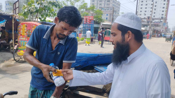 তীব্র তাপপ্রবাহে ডেমরায় বিশুদ্ধ শীতল পানি বিতরণ